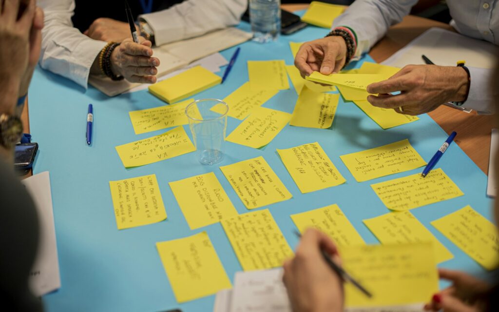 Workshop mit gelben Haftnotizen zum Change-Management bei der Einführung von KI