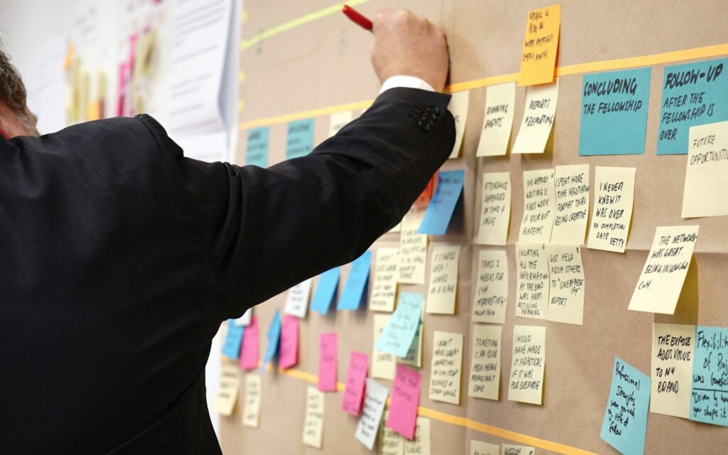 Haftnotizen an einer Pinnwand: Change-Management bei der Einführung von KI planen