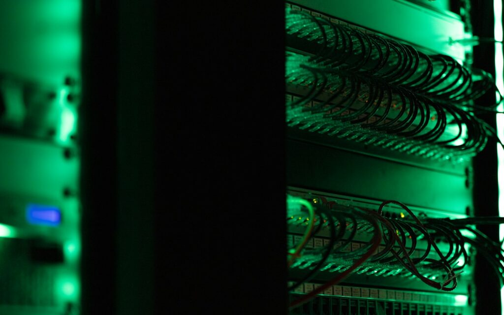Server-Regal in einem dunklen Raum als Zielumgebung einer Cloud-Repatriation