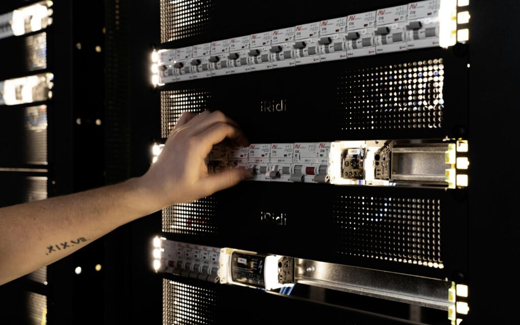 Hand stellt Komponenten in einem Serverrack ein: Betrieb nach der Cloud-Repatriation