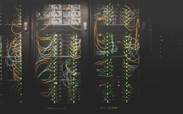 Vernetzte Kabel und Server in einem Rechenzentrum als Symbol für Cloud-Repatriation