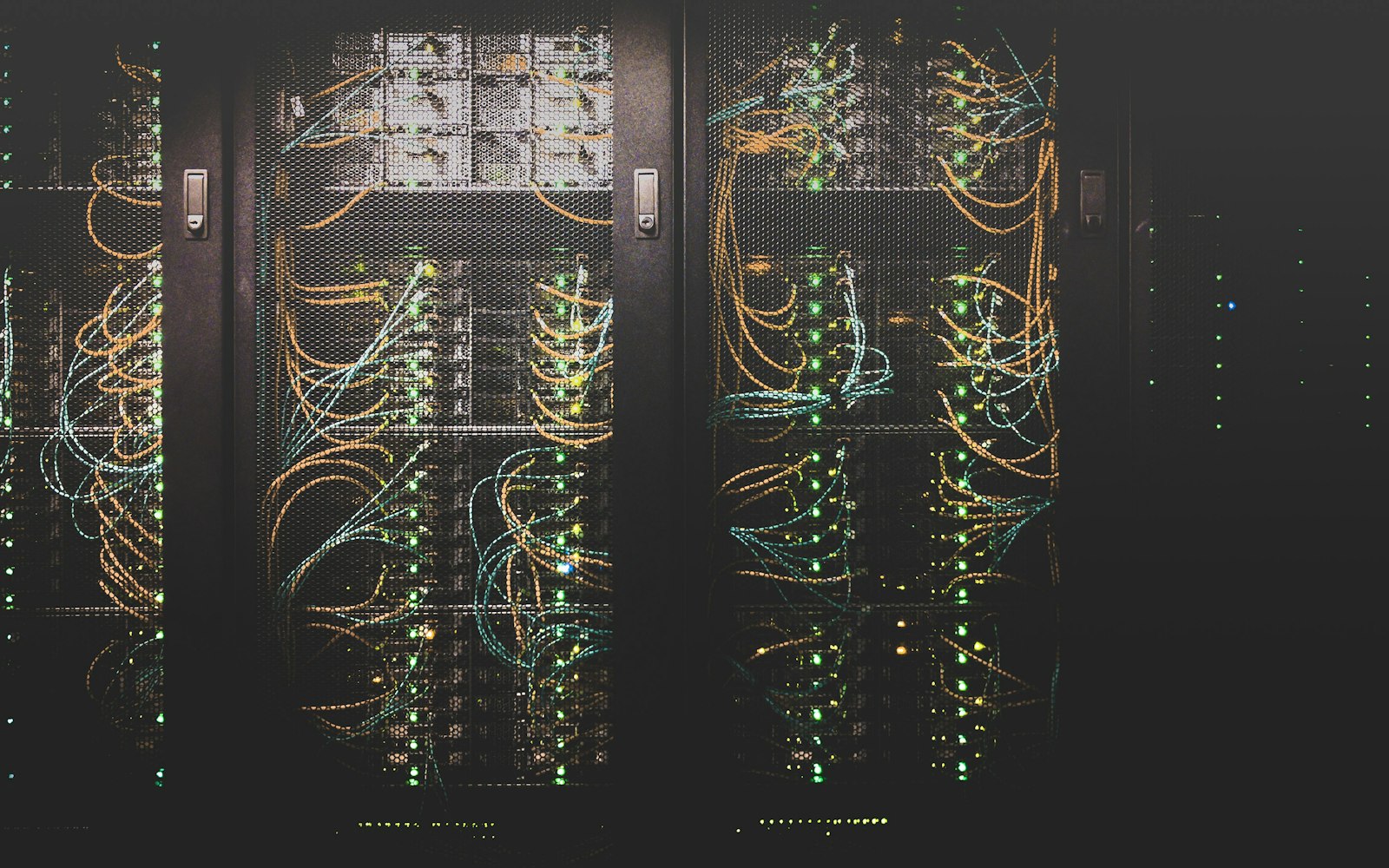 Vernetzte Kabel und Server in einem Rechenzentrum als Symbol für Cloud-Repatriation