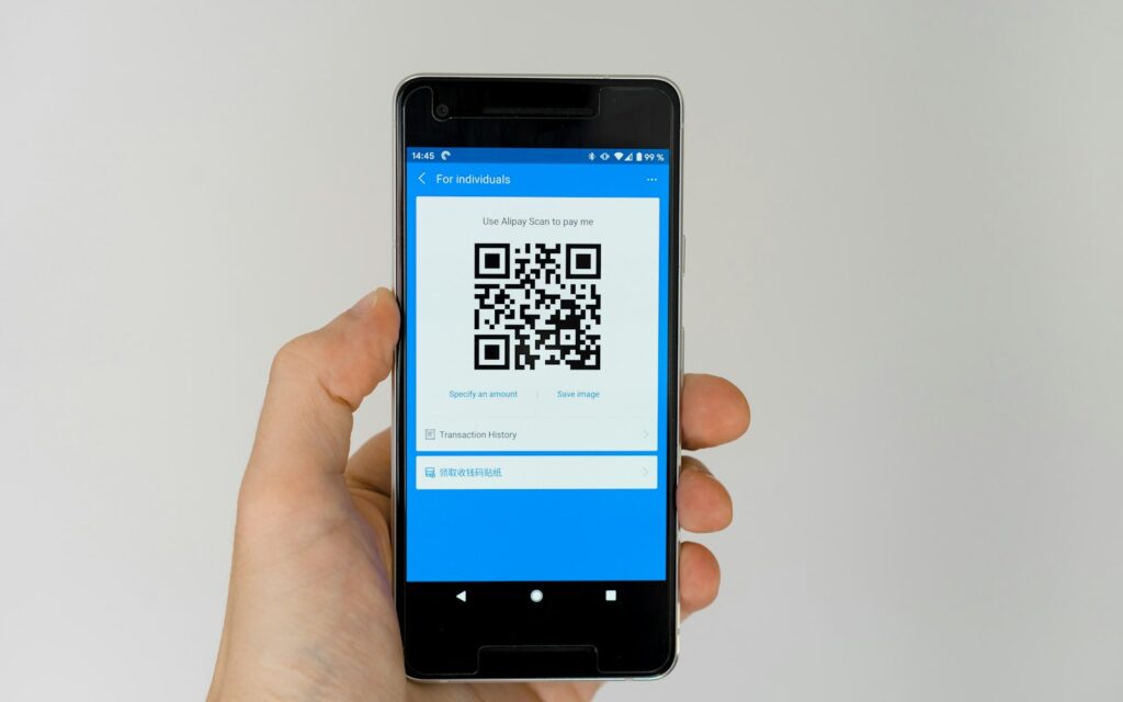 Smartphone zeigt einen QR-Code, über den ein Digitaler Produktpass abgerufen wird