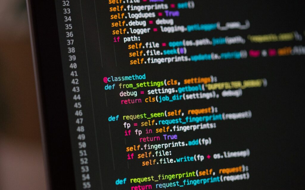 Programmcode auf einem Bildschirm als Symbol dafür, wie Unternehmen Tech-Fachkräfte binden
