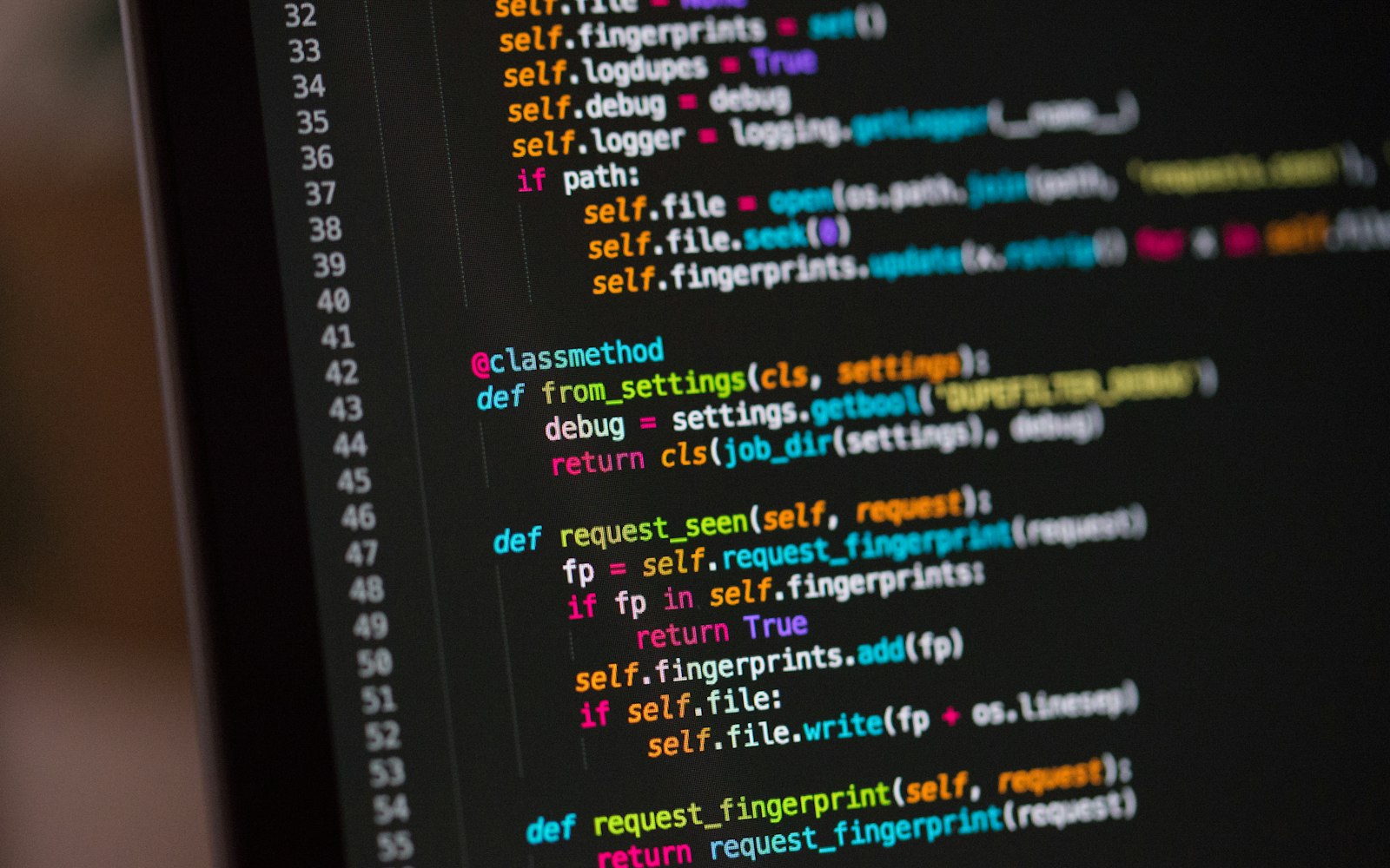 Programmcode auf einem Bildschirm als Symbol dafür, wie Unternehmen Tech-Fachkräfte binden