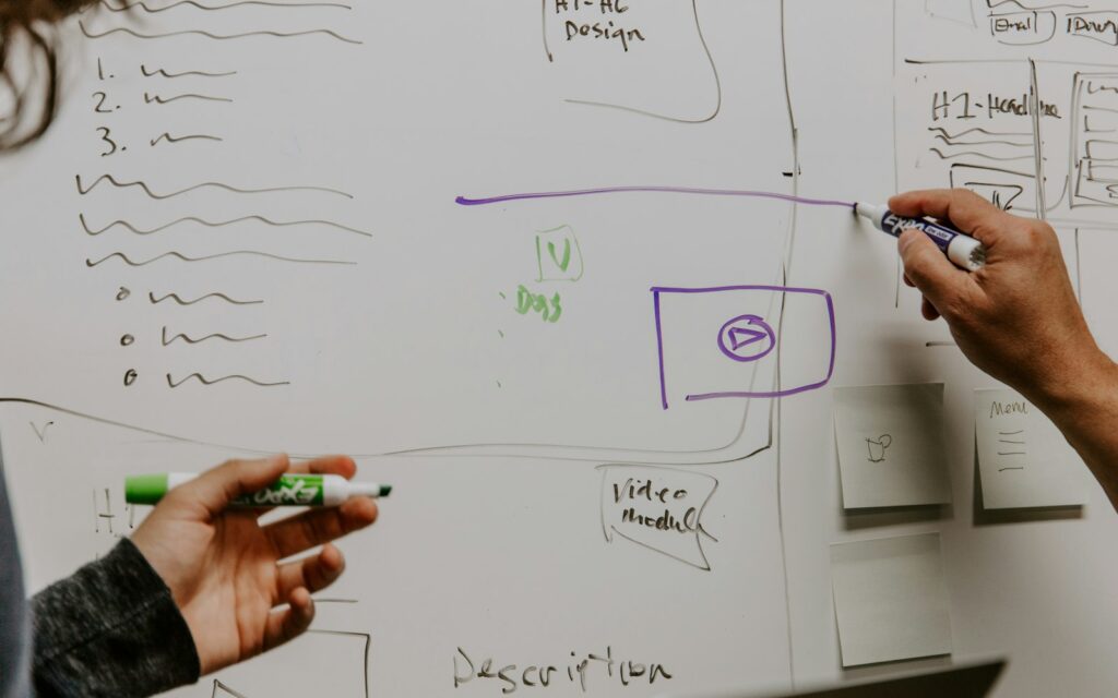 Zwei Personen skizzieren am Whiteboard: Kontext-Engineering beginnt mit sauberer Planung