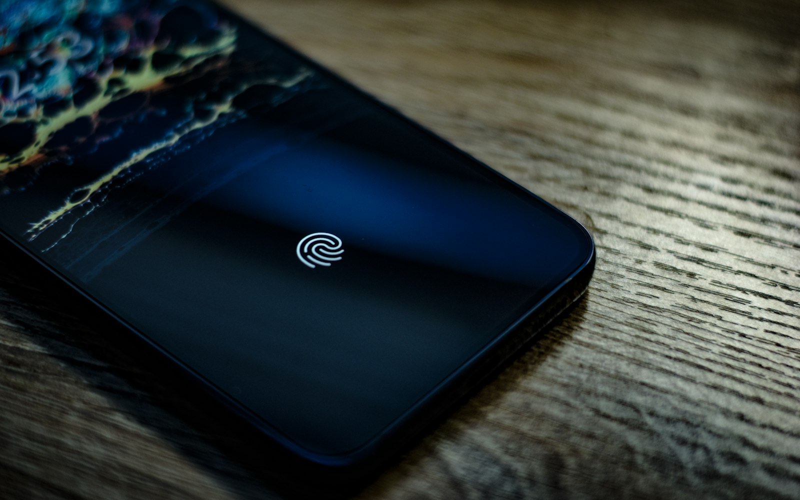 Smartphone auf einem Tisch als Symbol für die Anmeldung mit Passkeys im Unternehmen
