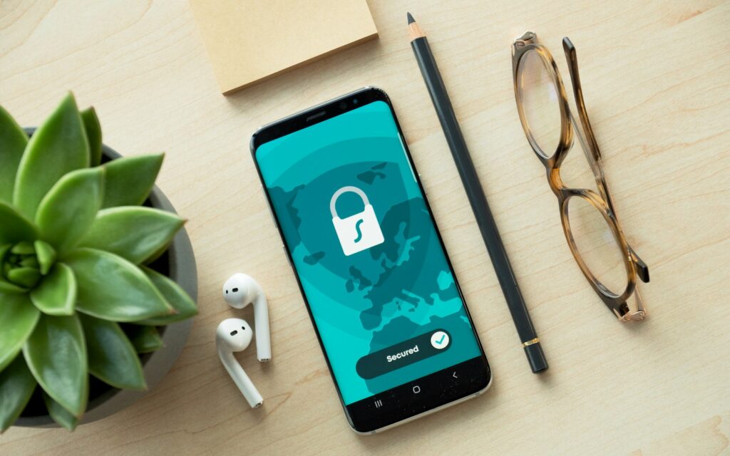 Smartphone mit Schloss-Symbol zeigt eine sichere Anmeldung mit Passkeys