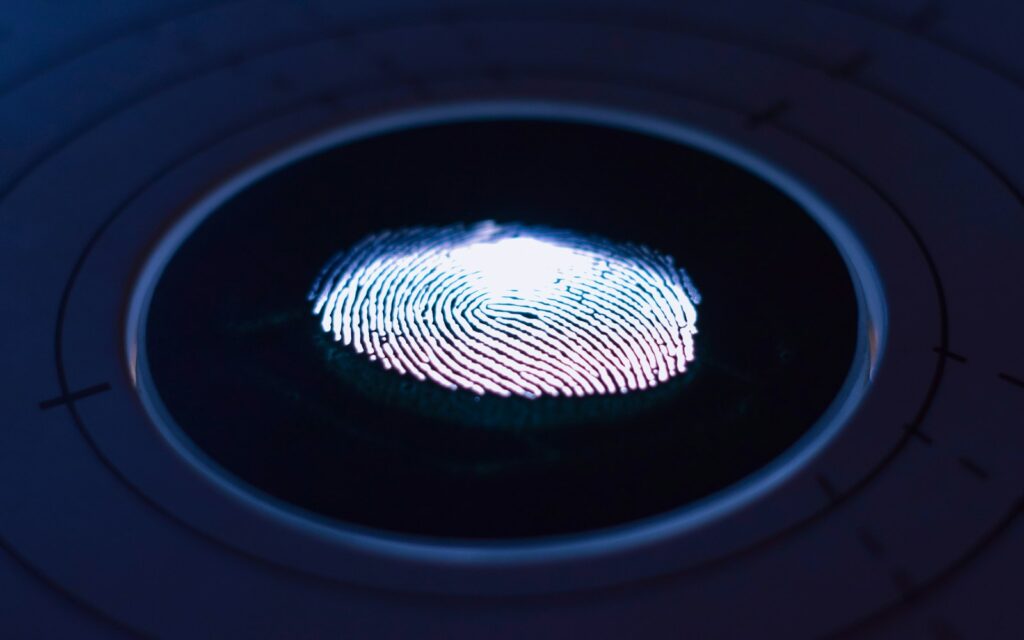 Leuchtender Fingerabdruck auf einem Scanner: Passkeys nutzen Biometrie zur Freigabe