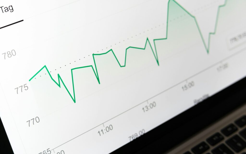 Kursdiagramm auf einem Laptop-Bildschirm: Zahlen als Grundlage der SaaS-Preisstrategie