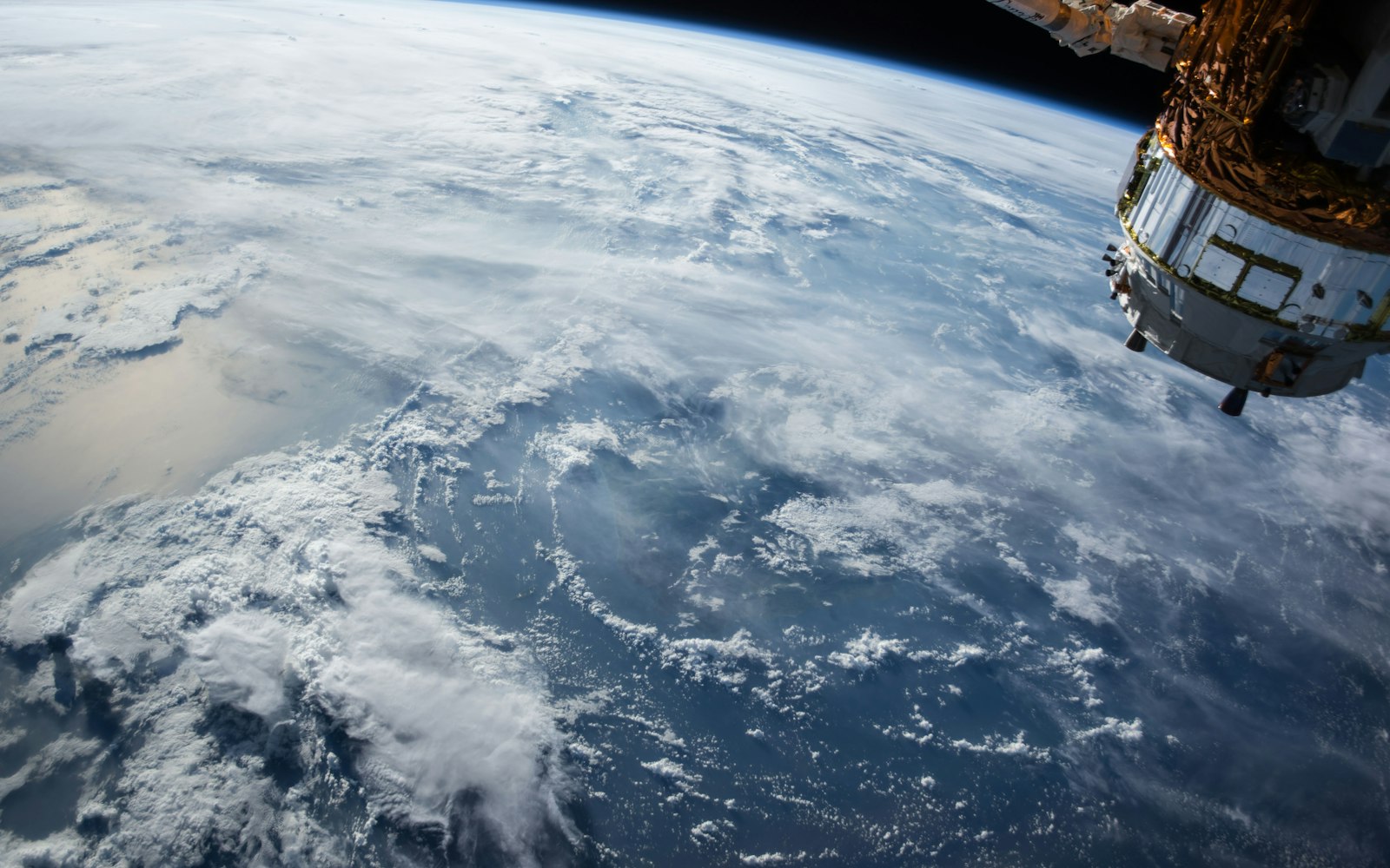 Satellit im Orbit über der Erde als Symbol für Satelliten-Internet für Unternehmen