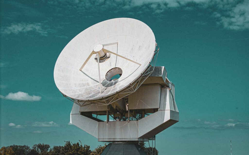 Große Satellitenschüssel vor blauem Himmel für Satelliten-Internet für Unternehmen