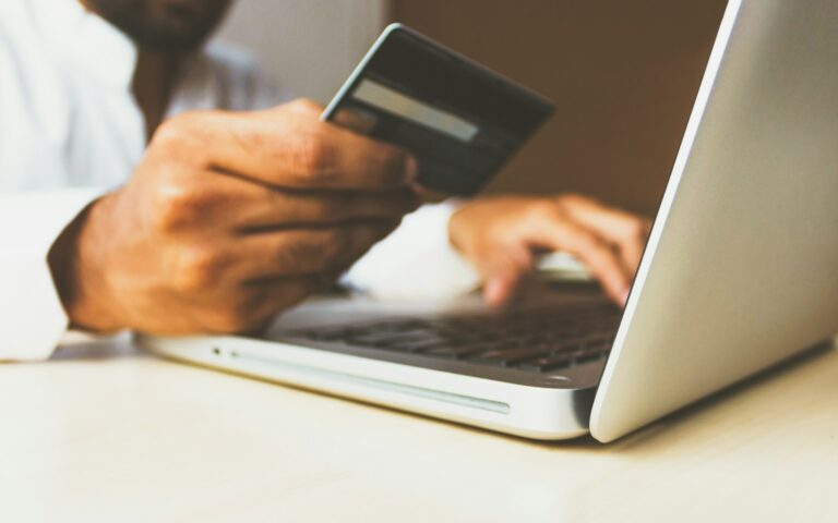 Online-Zahlung mit Kreditkarte am Laptop, abgesichert durch KI-Betrugserkennung