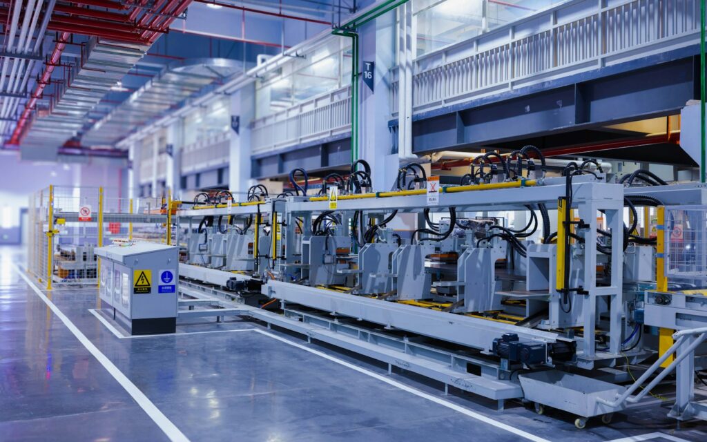 Große Industriemaschine in einer Werkshalle, abgerechnet im Pay-per-Use-Modell