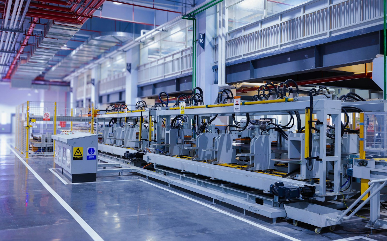 Große Industriemaschine in einer Werkshalle, abgerechnet im Pay-per-Use-Modell