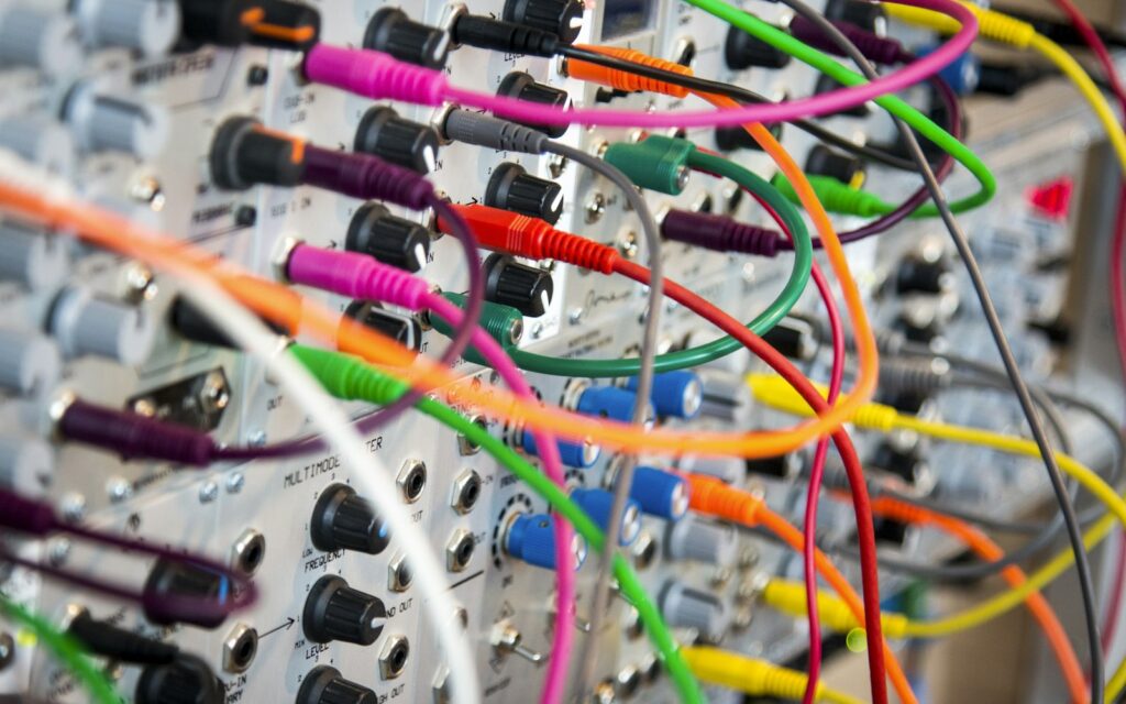 Sauber sortierte Kabel, Symbolbild zu Abwärmenutzung Rechenzentrum