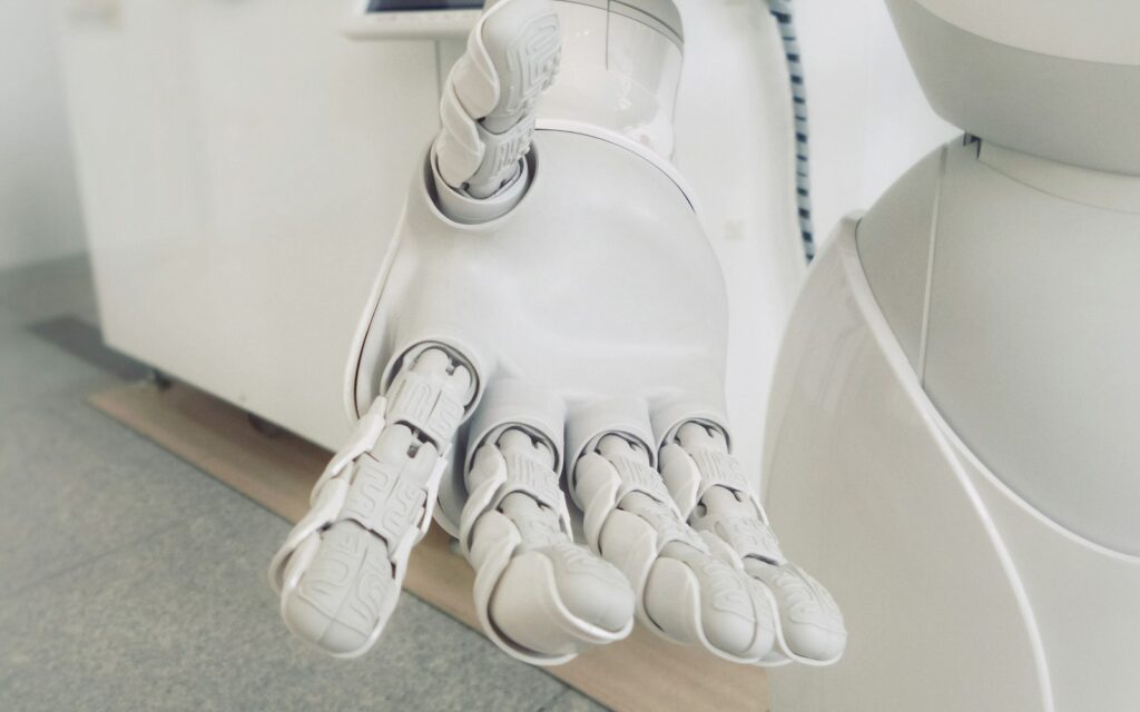 Weißer Roboterarm in Nahaufnahme, Symbolbild zu agentische KI