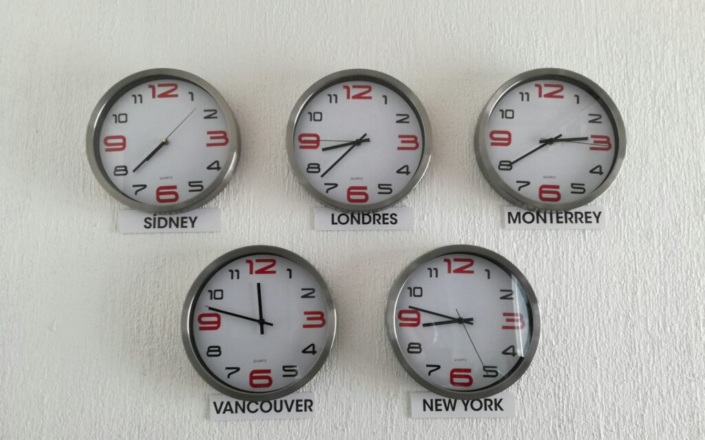 Mehrere Wanduhren, Symbolbild zu Arbeitszeiterfassung Pflicht