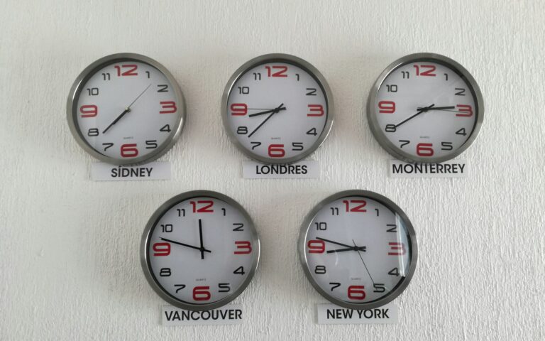 Mehrere Wanduhren, Symbolbild zu Arbeitszeiterfassung Pflicht
