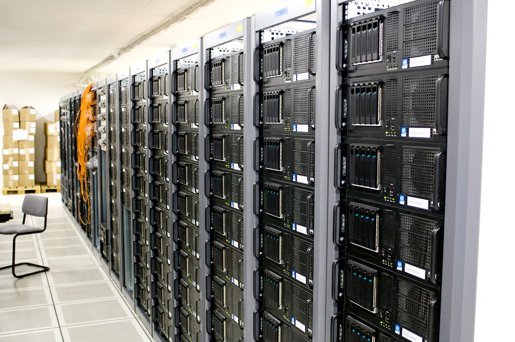 AWS statt eigenem Serverraum: Serverschränke im Unternehmen