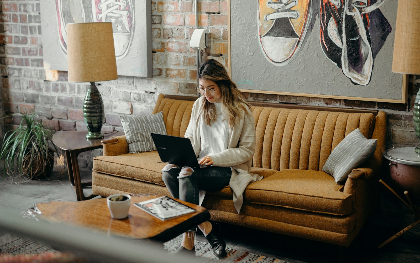 Frau nutzt einen Laptop im Sitzen, Symbolbild zu Barrierefreiheitsstärkungsgesetz Website