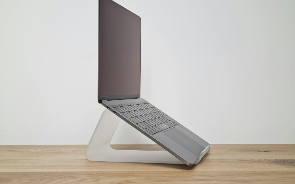 Laptop auf einem Holztisch, Symbolbild zu Bildschirmarbeitsplatz Monitorgröße