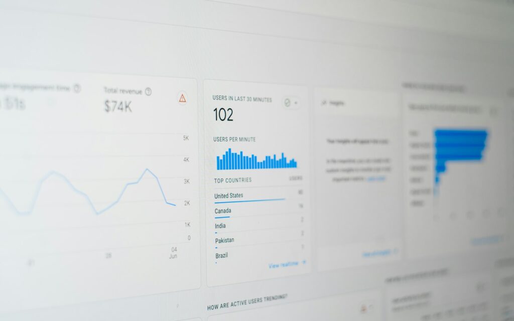Bildschirm mit Kostendaten und Kennzahlen: Mit Monitoring lassen sich Cloud-Kosten senken