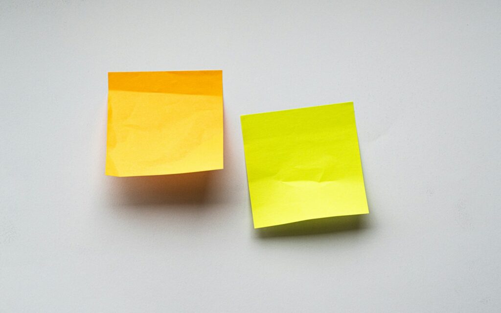 Gelbe Haftnotizen an einer Wand, Symbolbild zu Copilot im Unternehmen