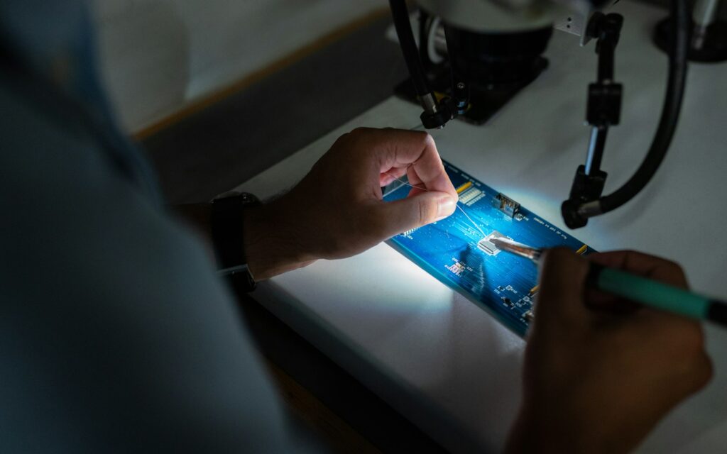 Ingenieurin prüft ein elektronisches Bauteil, Symbolbild zu Cyber Resilience Act Meldepflicht