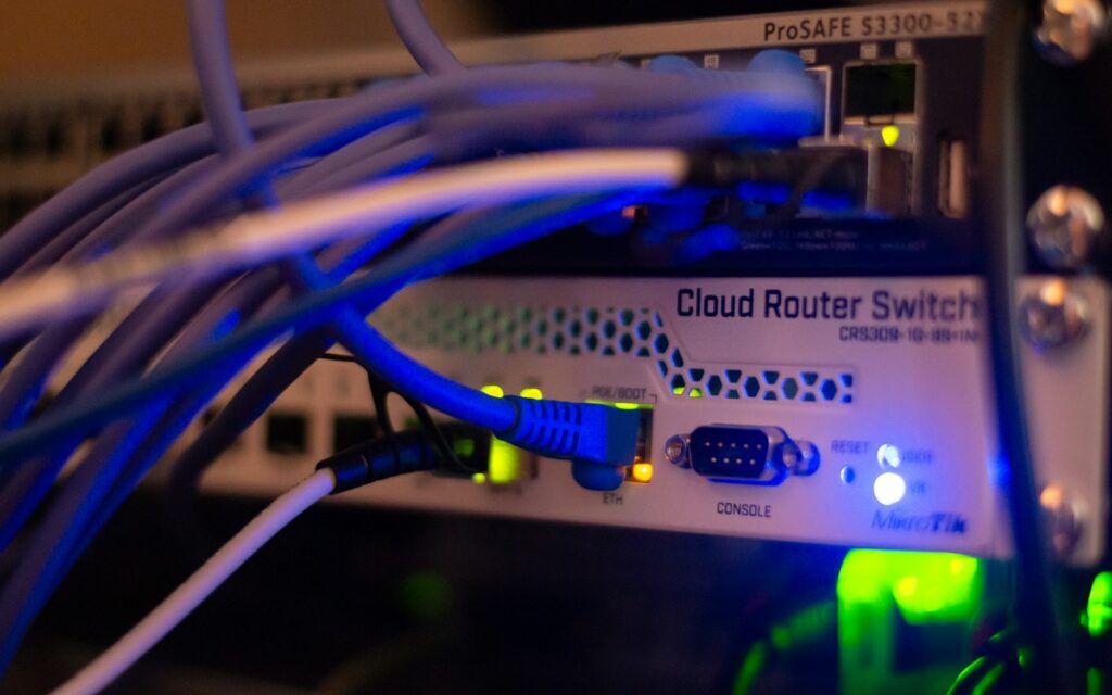 Netzwerkkabel stecken in einem Switch als Symbol für Cybersecurity für KMU