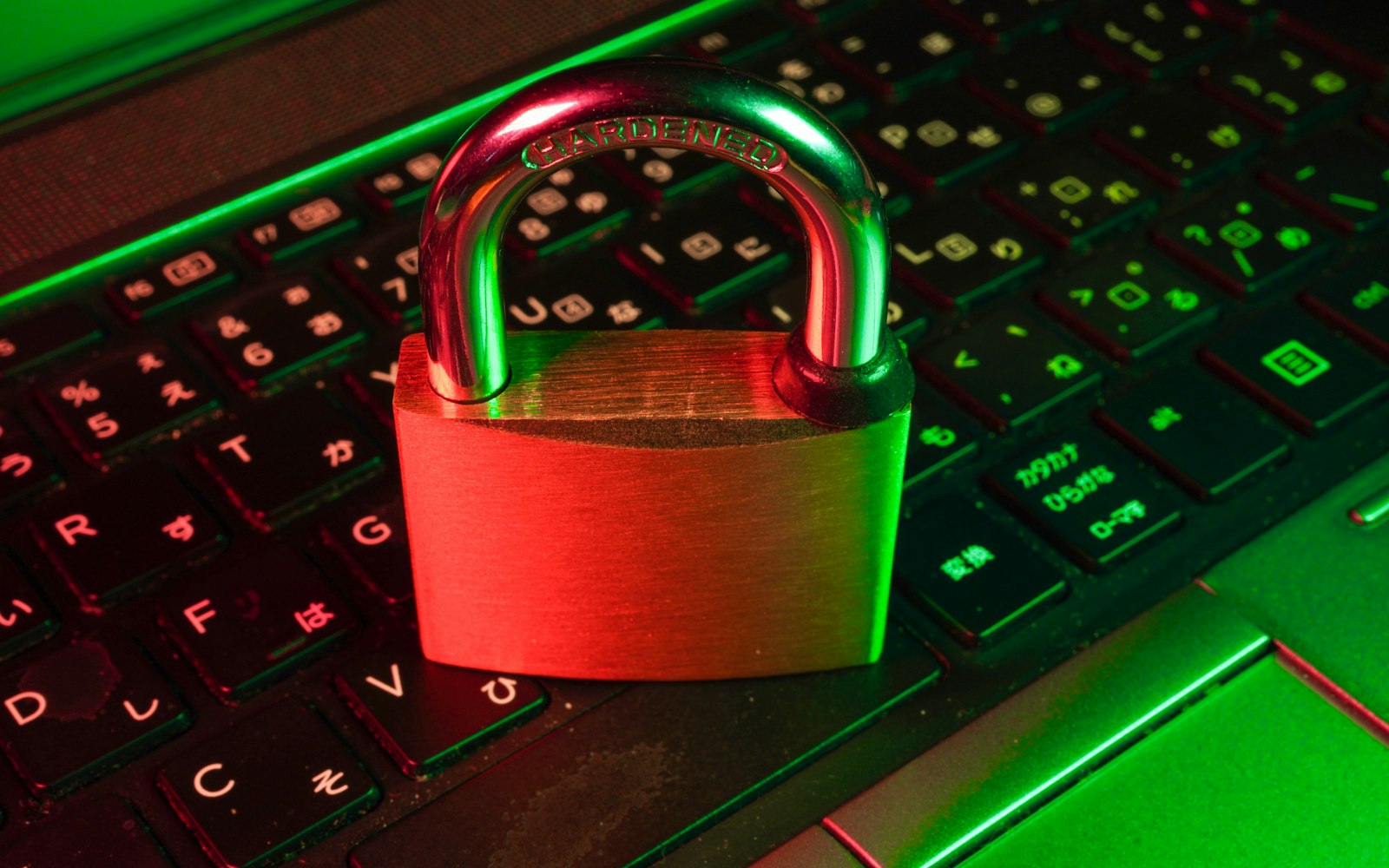 Cybersecurity für KMU: Rotes Vorhängeschloss liegt auf einer Computertastatur