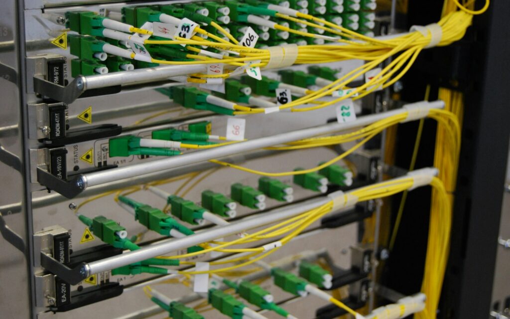 Gelbe und grüne Kabel in einem Rechenzentrum, Symbolbild zu Data Act Pflichten