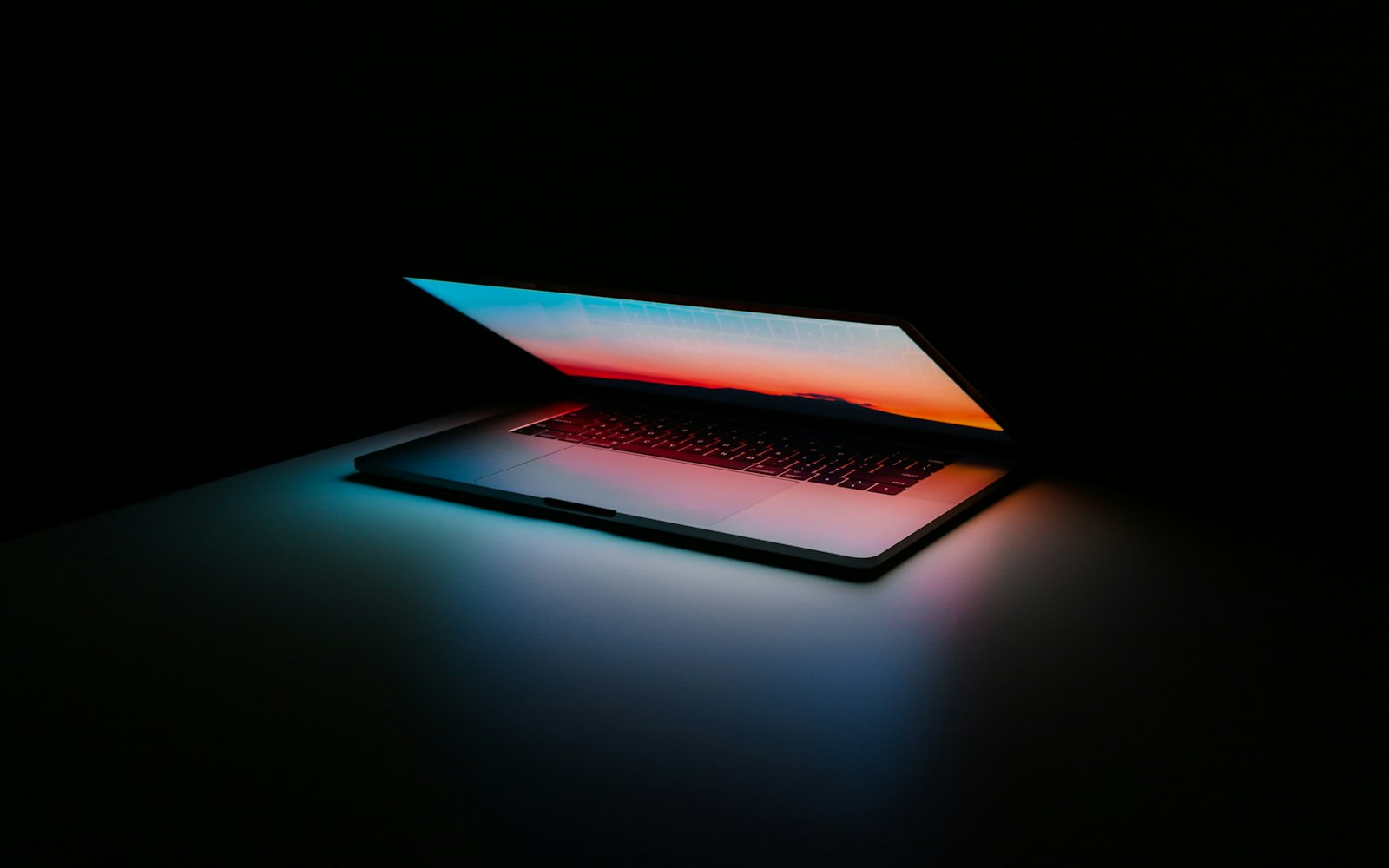 KI-Tools Datenschutz: Laptop auf einer aufgeräumten Arbeitsfläche im Büro