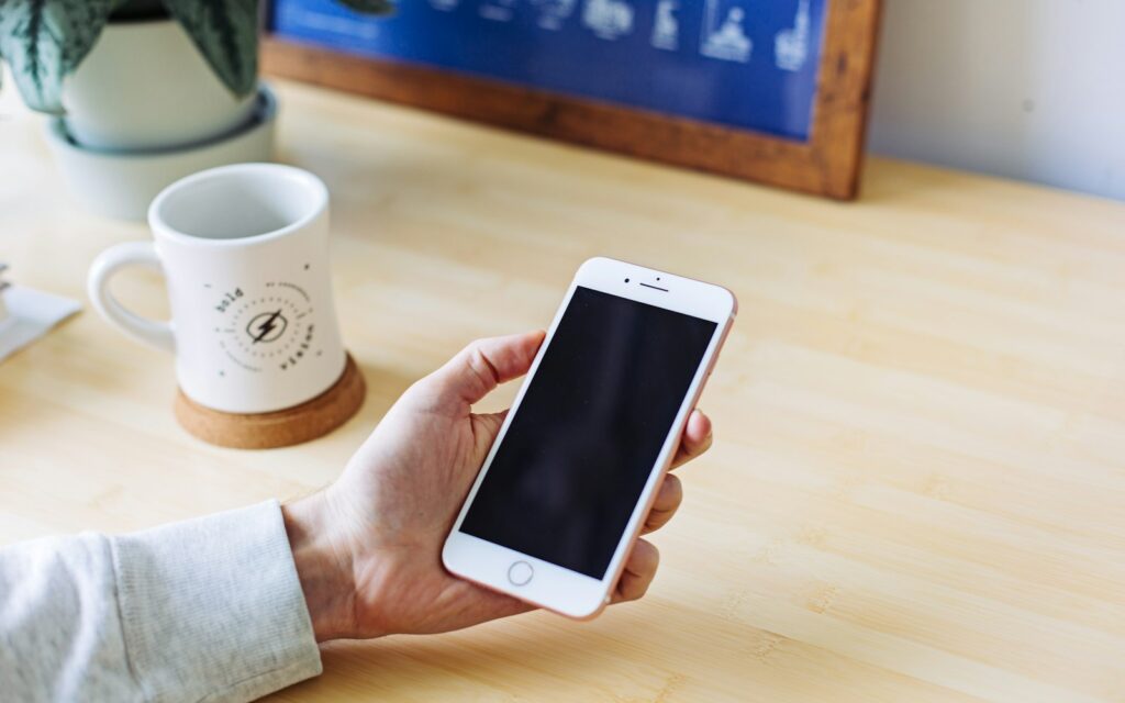 Person hält ein Smartphone, Symbolbild zu Diensthandy private Nutzung