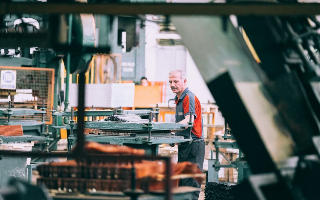 Mitarbeiter bedient Industriemaschinen in der Fabrik: digitale Transformation im Mittelstand