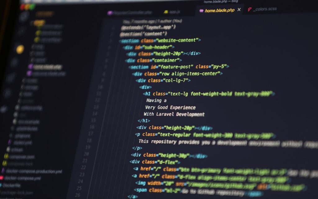 Bildschirm mit HTML-Code, Symbolbild zu Domain umziehen