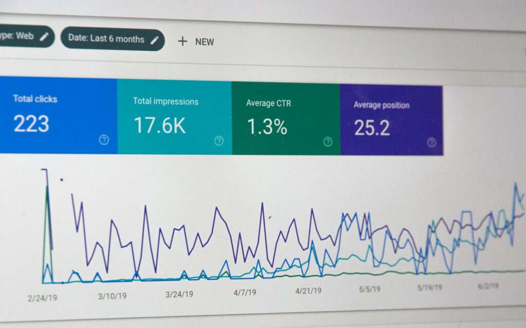 Monitor mit Website-Statistiken, Symbolbild zu Domain umziehen