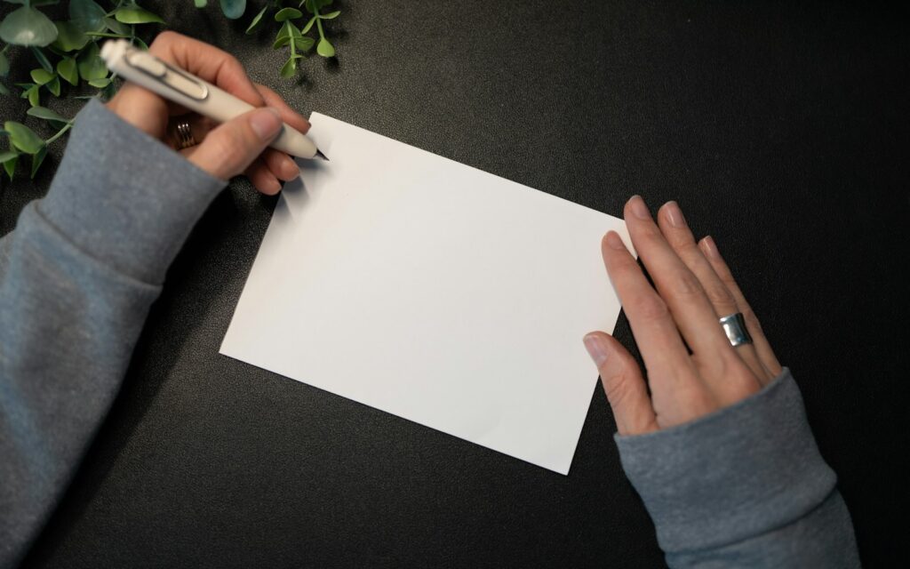 Hände schreiben auf eine Karte, Symbolbild zu DSGVO-Auskunftsersuchen