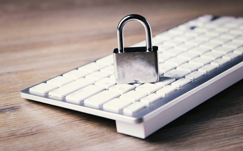 Tastatur mit Vorhängeschloss, Symbolbild zu DSGVO-Auskunftsersuchen