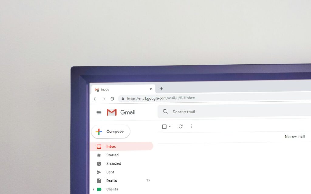 Computermonitor auf dem Schreibtisch, Symbolbild zu E-Rechnung empfangen