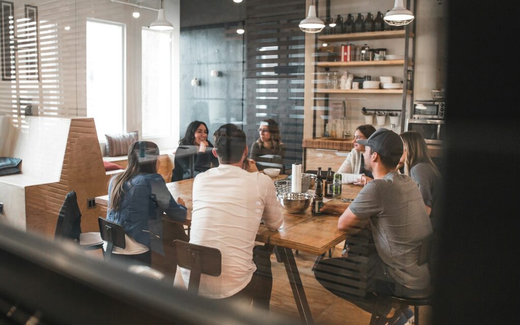 Team im Besprechungsraum, Symbolbild zu E-Rechnung Pflicht 2027
