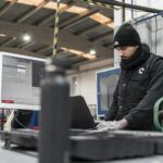 Mitarbeiter arbeitet an einem Computer in einer Produktionsumgebung, Symbolbild zu Edge Computing