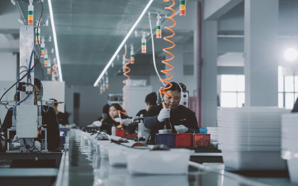 Menschen arbeiten in einer Fabrikhalle, Symbolbild zu Edge Computing