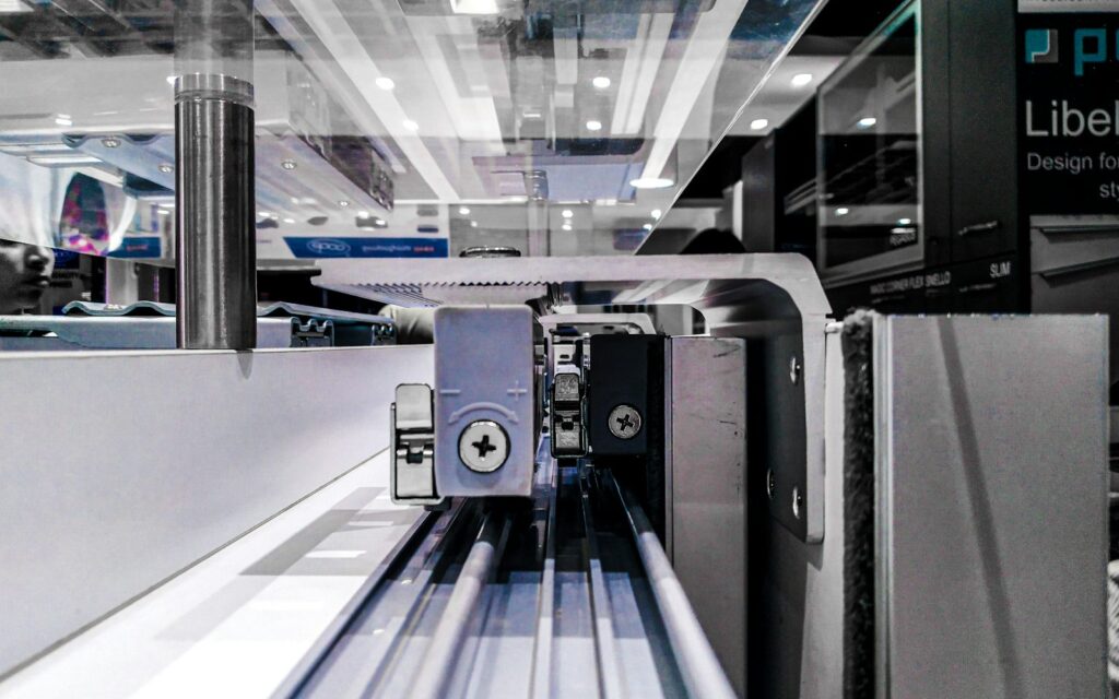 Langes Förderband in einer Produktionshalle, Symbolbild zu Edge Computing