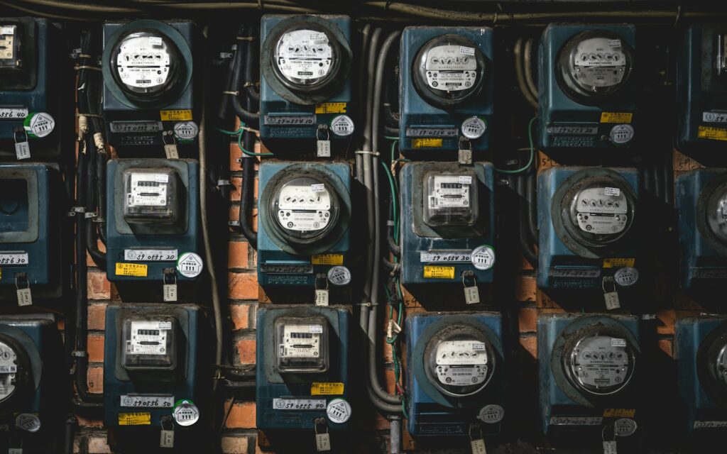 Gestapelte Stromzähler, Symbolbild zu Energieeffizienzgesetz Pflichten