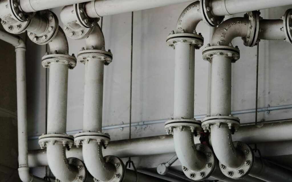 Metallrohre in einer Industrieanlage, Symbolbild zu Energieeffizienzgesetz Pflichten
