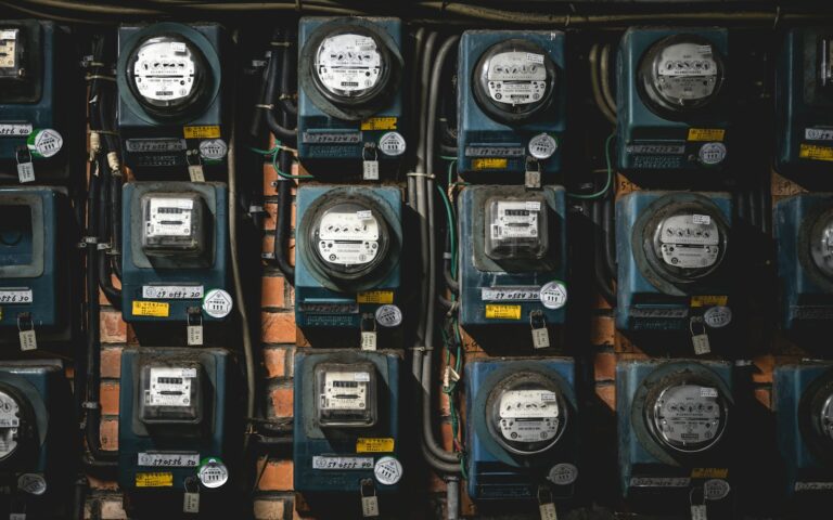 Gestapelte Stromzähler, Symbolbild zu Energieeffizienzgesetz Pflichten