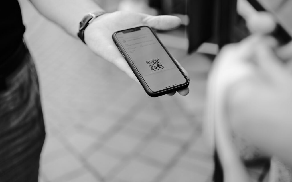Person hält ein Mobiltelefon, Symbolbild zu eSIM Firmenhandy