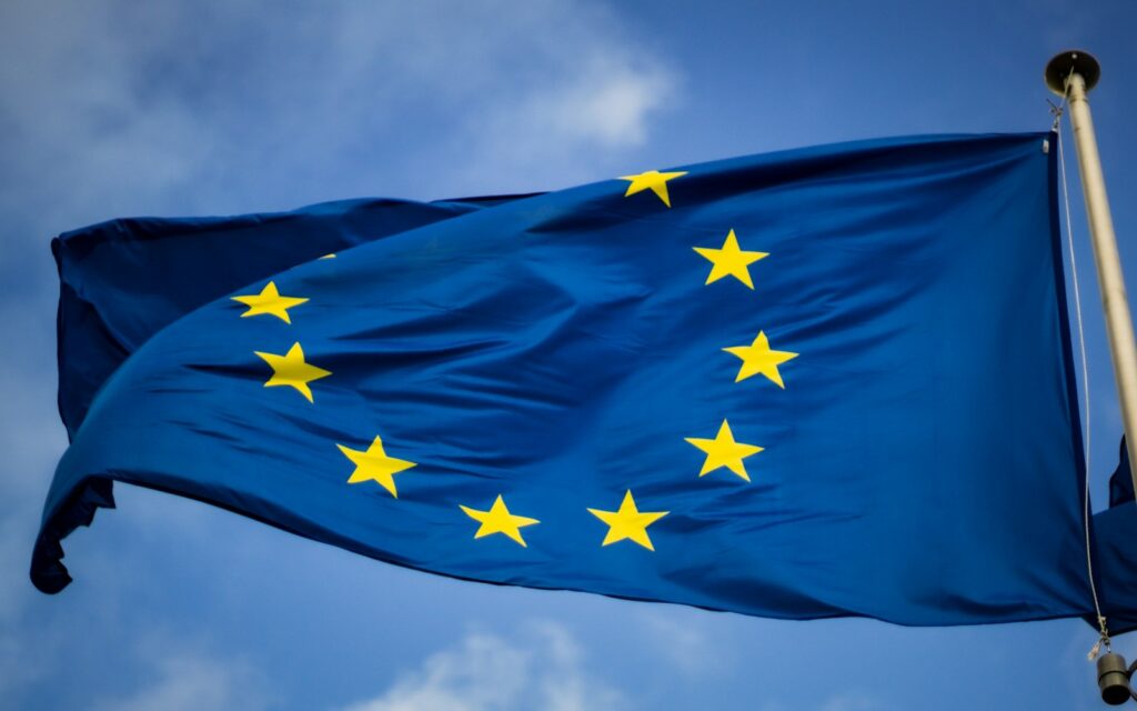 Flagge der Europäischen Union als Symbol für den EU AI Act
