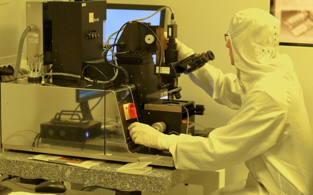 Person arbeitet an einer Industriemaschine in der Fertigung, die vom EU Chips Act profitieren soll